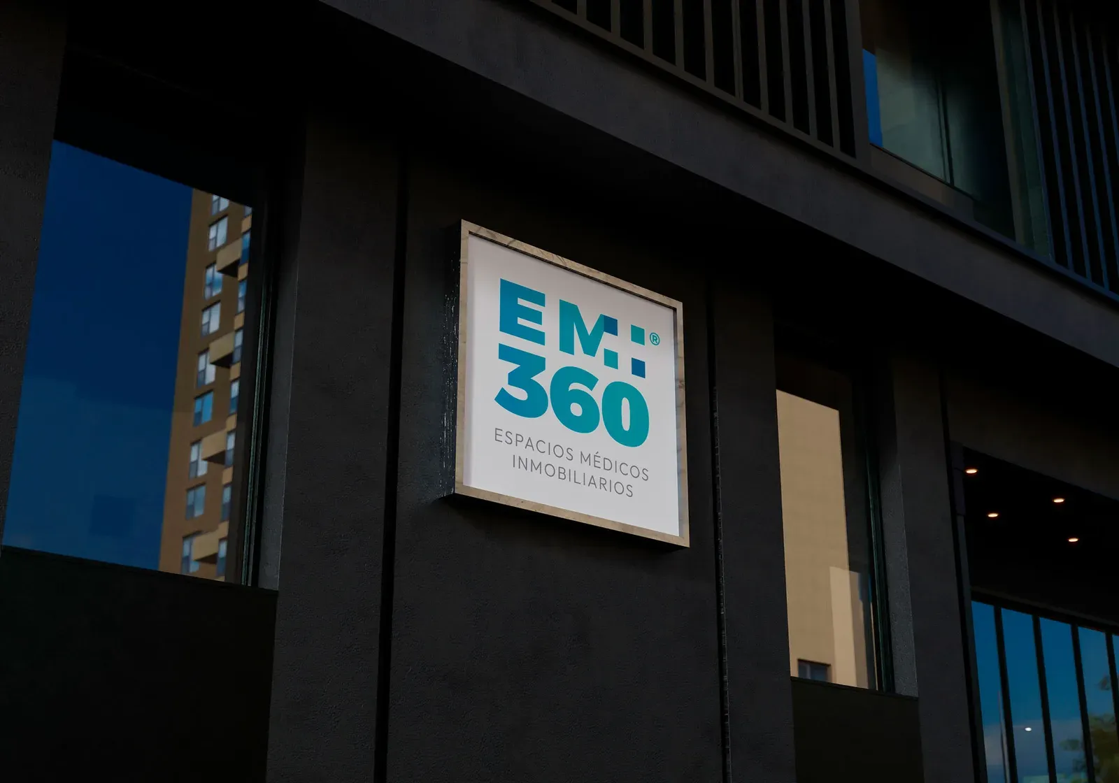 Letrero de la marca EMI 360, espacios médicos inmobiliarios, ejemplo de branding corporativo institucional diseñado por EsBrillante